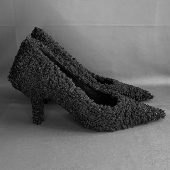 💥SALE💥 BALENCIAGA Knife faux shearling/sherpa/fur heel - Picture 1 of 8